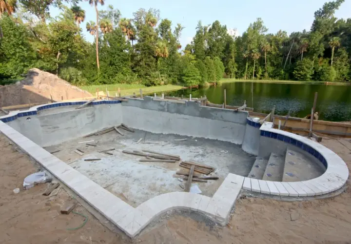 Choisir le bon coffrage pour piscine en béton : avantages et options