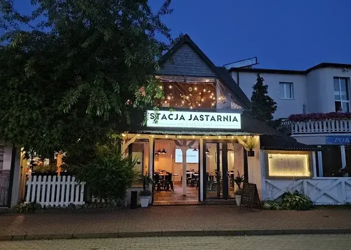 Gdzie zjeść w Jastarni? Odkryj najlepsze restauracje i smaki