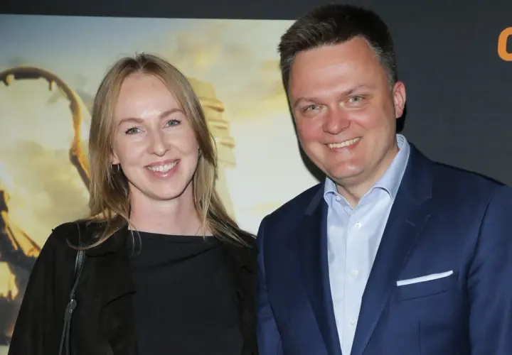 Szymon Hołownia i jego żona uśmiechają się do zdjęcia. Wiek Hołowni i jego żony to temat dyskusji.