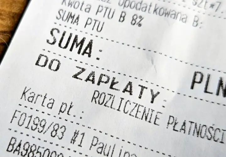 Fragment paragonu z napisem "SUMA: DO ZAPŁATY". Widoczna też kwota podatku i numer karty płatniczej. To faktura do paragonu.