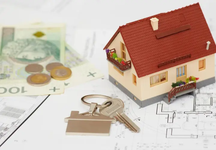 Model domu, klucze, pieniądze i plany architektoniczne. To wszystko składa się na kosztorys inwestorski.