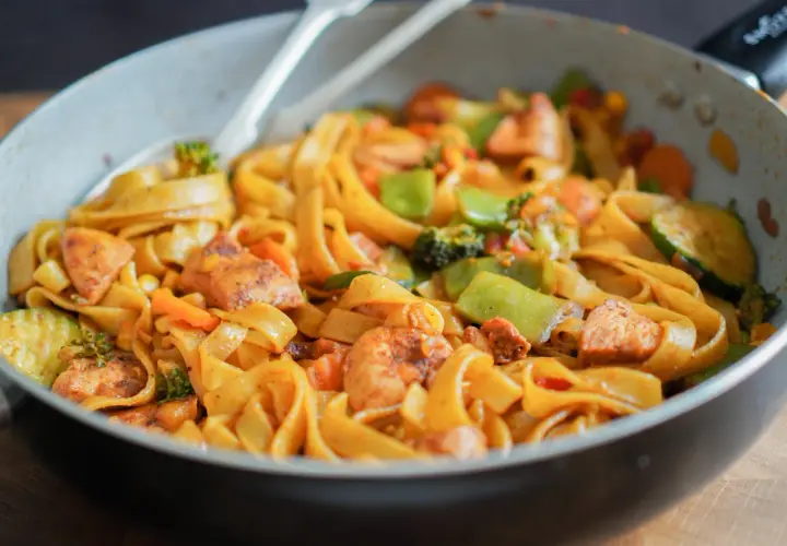 Pyszne spaghetti z kurczakiem i warzywami – łatwy przepis na obiad