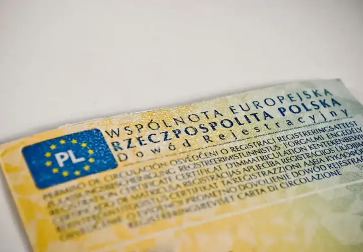 Fragment polskiego dowodu rejestracyjnego z unijnym symbolem PL. Dokument zawiera tekst w wielu językach, w tym "Dowód Rejestracyjny".