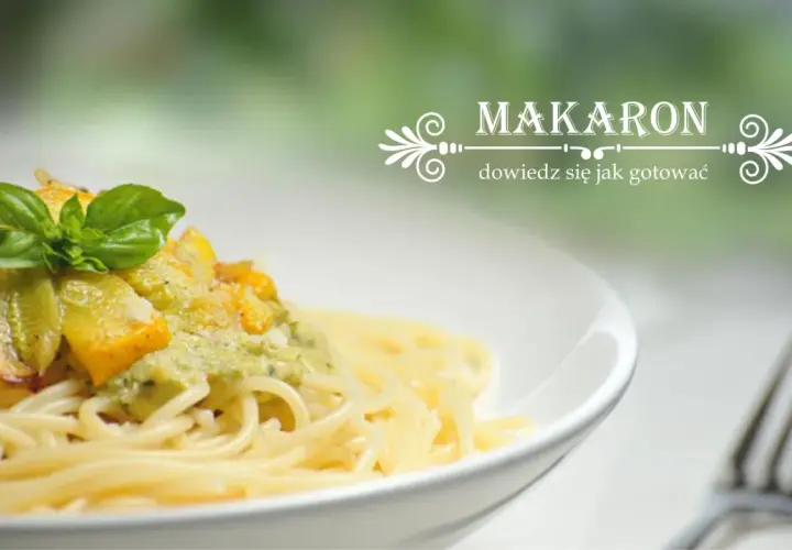 Pyszny makaron orkiszowy z zielonym pesto i warzywami, udekorowany bazylią. Dowiedz się, jak go przygotować!