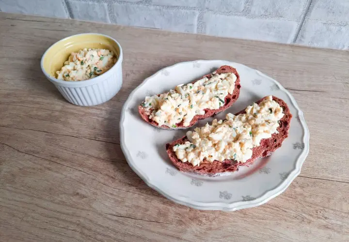 Pyszna pasta jajeczna ze szczypiorkiem na ciemnym pieczywie. Idealna na śniadanie lub przekąskę.