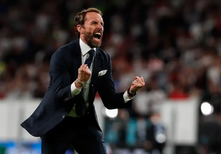 Gareth Southgate, prowadzone drużyny, świętuje zwycięstwo z zaciśniętymi pięściami.