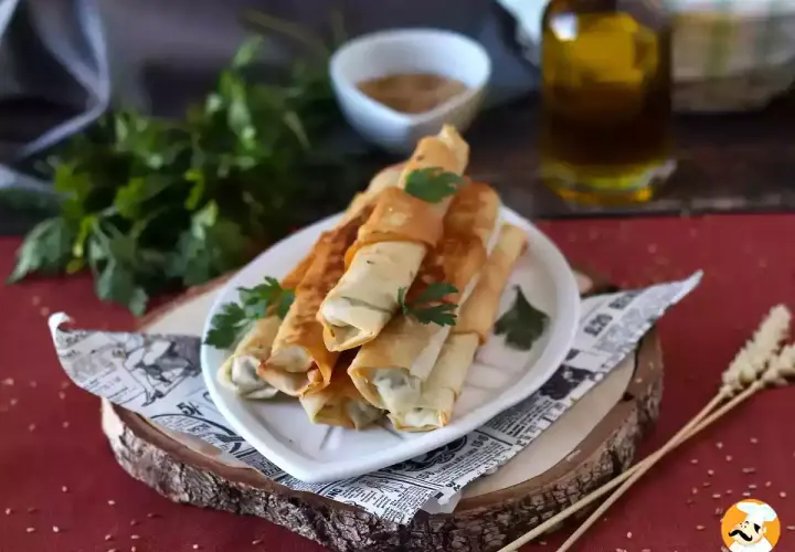 Rollitos crujientes de pasta filo rellenos, listos para disfrutar. Los ingredientes básicos para esta delicia son la pasta filo, un relleno sabroso y aceite.