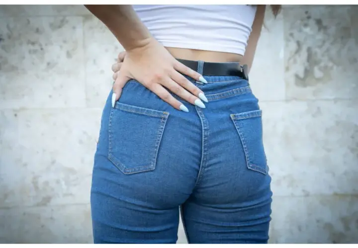 Spodnie skinny fit damskie - co to znaczy i jak je nosić?