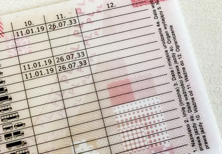 Prawo jazdy z wpisanymi datami dla kategorii B. Ile godzin jazd na kat B? Dokument zawiera wpisy dotyczące daty wydania i ważności prawa jazdy.