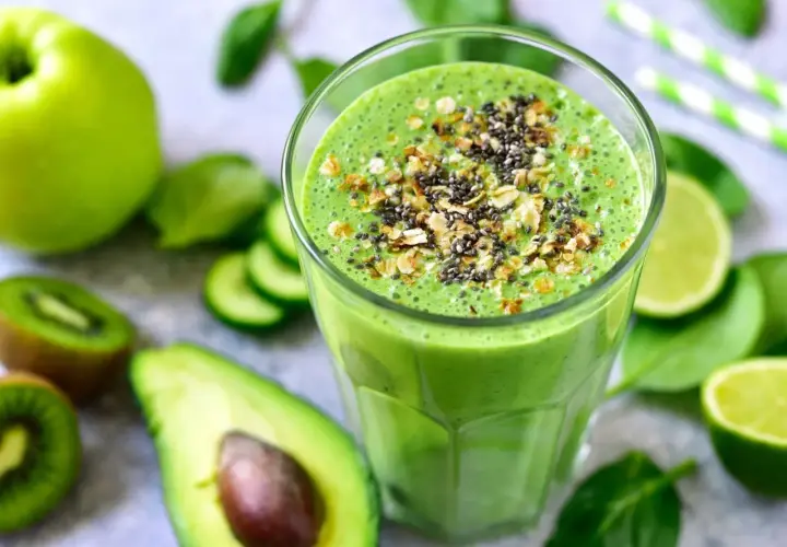 Zielony koktajl z awokado, kiwi i jabłka, posypany nasionami chia i granolą. Idealne na zdrowe śniadanie. Inspiracja na smoothie przepisy.