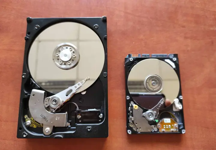 Dwa dyski twarde, jeden większy, drugi mniejszy, leżą obok siebie. Czas na czyszczenie komputera i wymianę starych podzespołów.