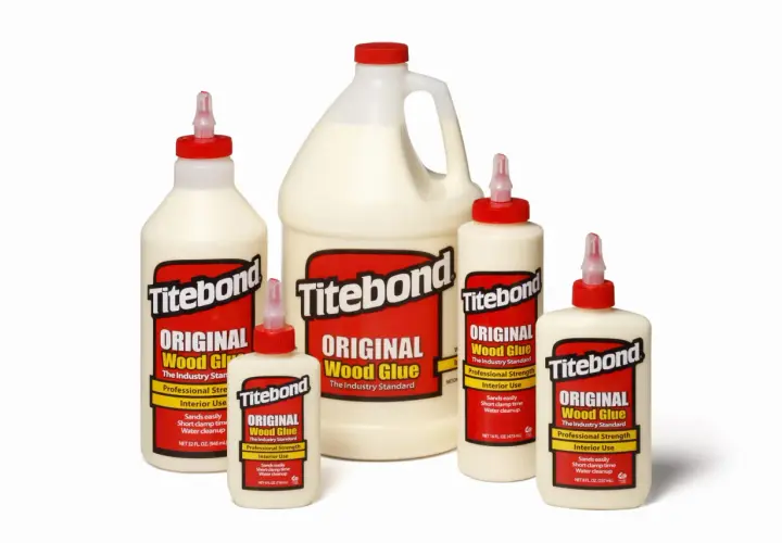 Kilka butelek kleju do drewna Titebond Original o różnych pojemnościach na białym tle.