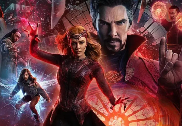 Doktor Strange w multiwersum obłędu: Wanda, Strange i inni bohaterowie walczą z siłami chaosu, otoczeni magicznymi eksplozjami i rozpadającymi się światami.