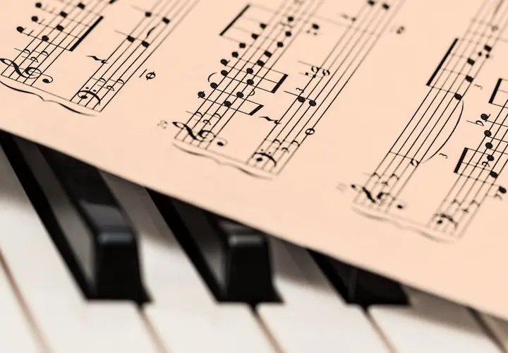  Instrumenty muzyczne i ich nazwy - przewodnik po najpopularniejszych instrumentach