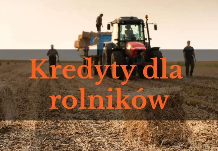 Rolnicy zbierają siano przy traktorze. Napis "Kredyty dla rolników" sugeruje wsparcie finansowe dla ich pracy.