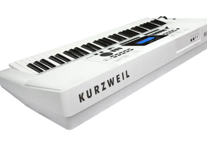 Biały keyboard Kurzweil KP140 z dynamiczną klawiaturą i niebieskim wyświetlaczem, gotowy do tworzenia muzyki.