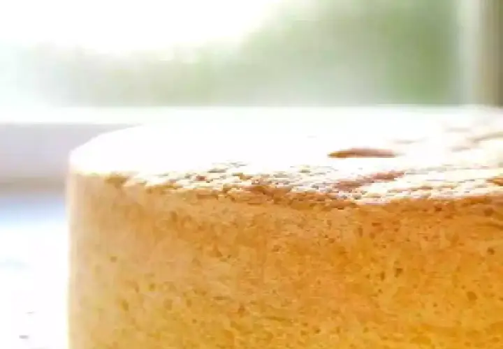 Un gâteau moelleux, parfait pour une recette génoise. Sa texture aérienne promet un délice.