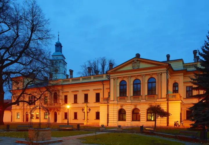 Żywiec: Pałac Habsburgów zachwyca nocą. Zwiedzanie tego miejsca to podróż w czasie.