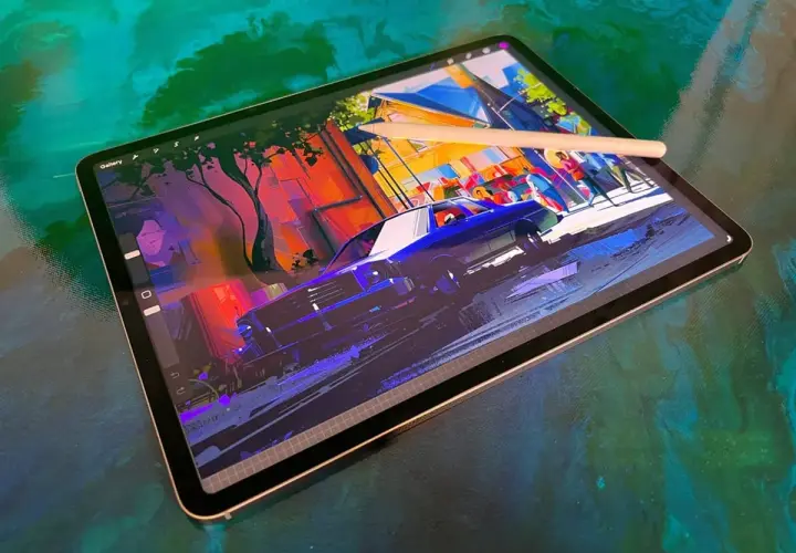 Tablet z rysunkiem ulicy i samochodu, idealny do tworzenia cyfrowych dzieł. Ranking tabletów graficznych podpowie, który wybrać.
