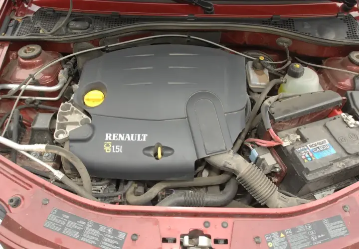 Silnik Renault 1.5 dCi. Widoczne elementy osłony silnika, akumulator Dacia, płyny eksploatacyjne. Idealne momenty dokręcania śrub 1.5 dCi.