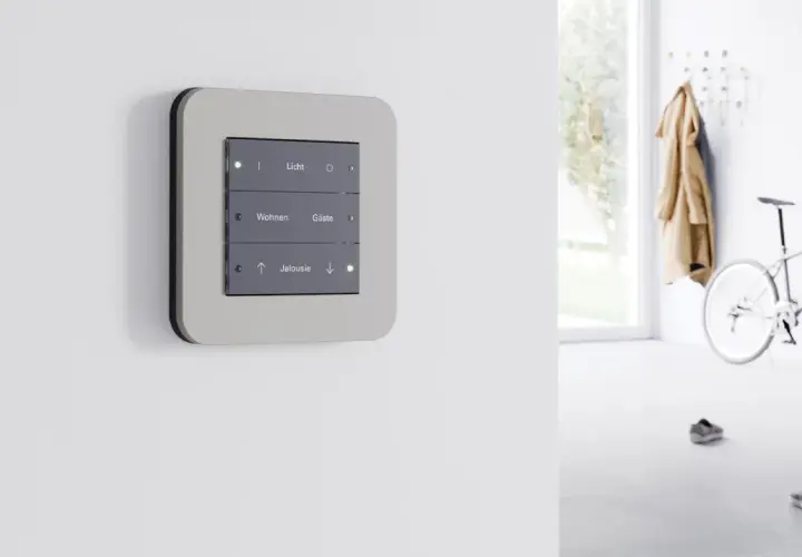 Panel de control moderno con botones para luz, salón y persianas, parte de dispositivos KNX para automatización del hogar.