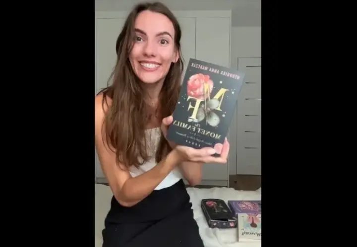 Weronika Marczak: Kim jest autorka "Rodziny Monet"? Od Wattpada do sukcesu
