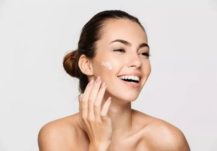 Nivea na twarz? Dermatolog wyjaśnia: dla kogo tak, dla kogo nie!