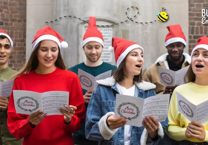 Giovani con cappelli natalizi cantano "le più belle canzoni di natale in inglese" da spartiti con "Merry Christmas".