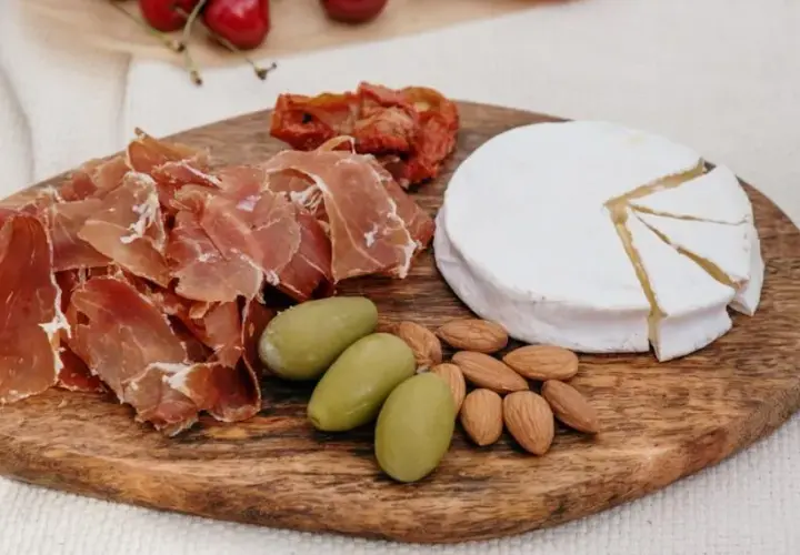 Czy pies może jeść Camembert? Ryzyko i bezpieczne alternatywy