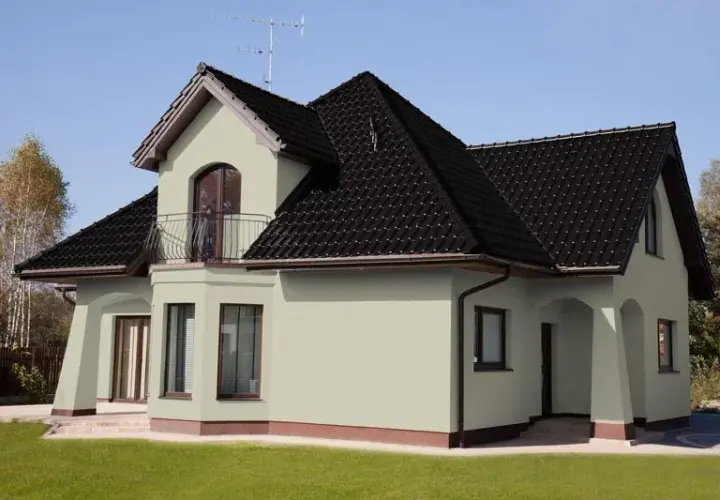 Jakie kolory elewacji do czarnej blachodachówki, aby uniknąć błędów?