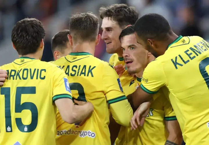 Piłkarze GKS Katowice świętują bramkę w meczu z Wisłą Płock. Radość na twarzach zawodników, numery 15, 9, 6 widoczne na koszulkach.
