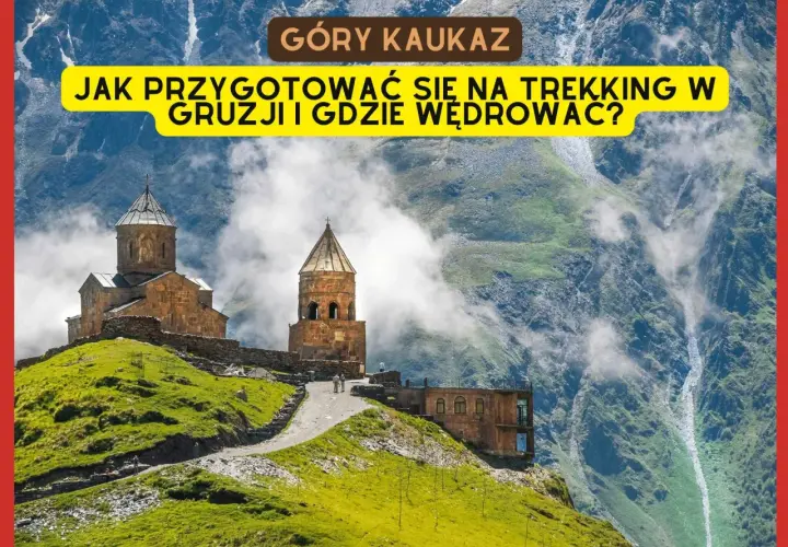 Góry Kaukaz: cerkiew Gergeti na tle mglistych szczytów. Przygotuj się na trekking w Gruzji!