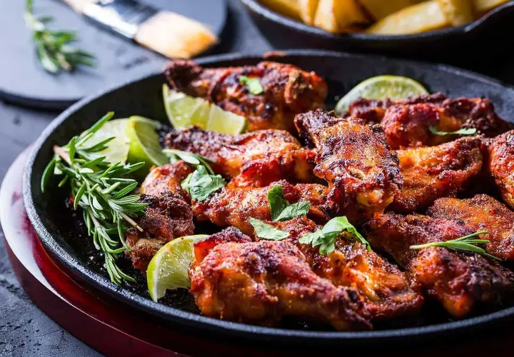 Grillade kycklingvingar med lime och rosmarin. Perfekt kyckling temperatur för en saftig grillupplevelse.