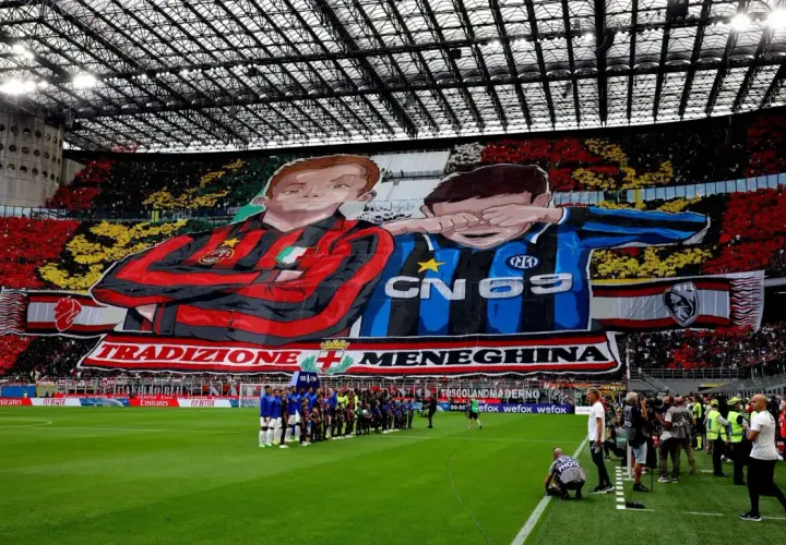 Wielka oprawa kibiców na San Siro, przedstawiająca dwóch chłopców w barwach klubów piłkarskich z Mediolanu.