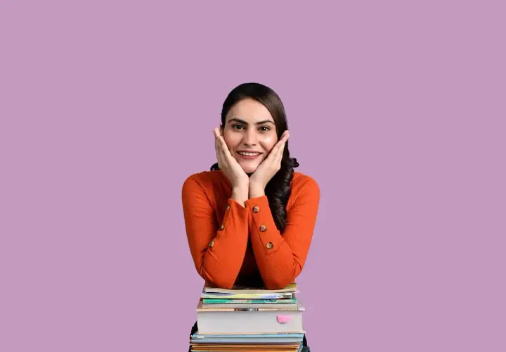 Ragazza sorridente con le mani sulle guance, appoggiata a una pila di libri. "Wow!" esclamazioni in inglese.