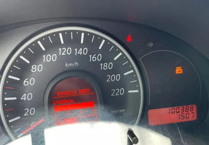 Kontrolki na desce rozdzielczej Nissan Micra: świeci się kontrolka kluczyka, wskazówka prędkościomierza na 0, a przebieg to 100388 km.