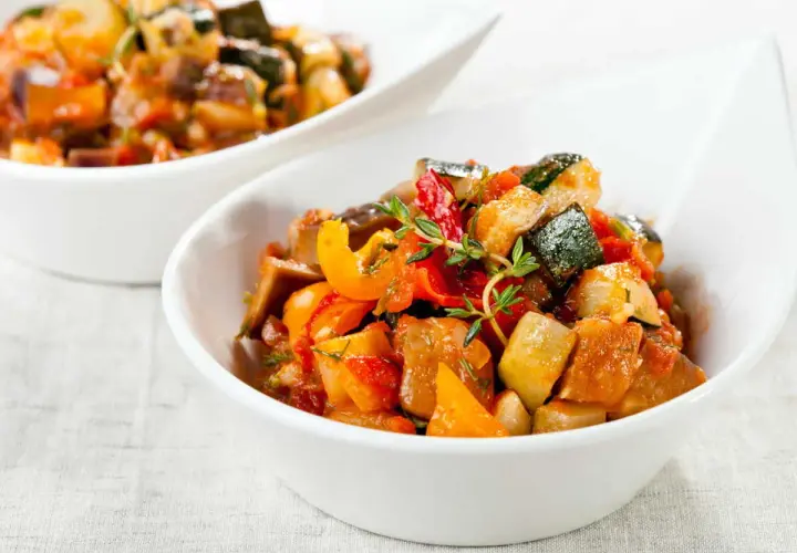 Ratatouille coloré et savoureux, préparé avec amour dans le Cookeo. Un délice de légumes frais, prêt à être dégusté.