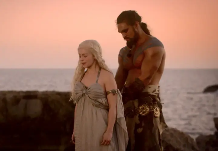 Khal Drogo i Daenerys stoją nad morzem o zachodzie słońca.