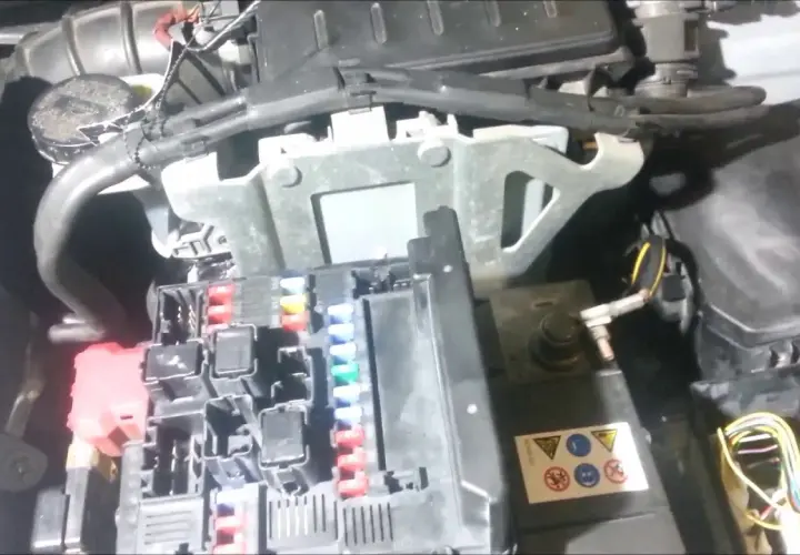 Gdzie są bezpieczniki w Nissan Qashqai? Oto kluczowe lokalizacje