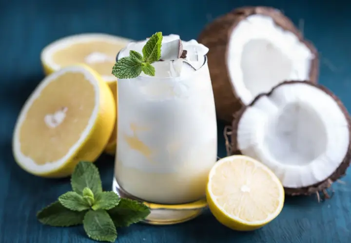 Najlepsze drinki z wódką kokosową, które zachwycą Twoich gości