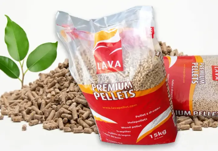 Dwie torby z napisem LAVA PREMIUM PELLETS, obok nich rozsypane pellety drzewne i zielone liście.