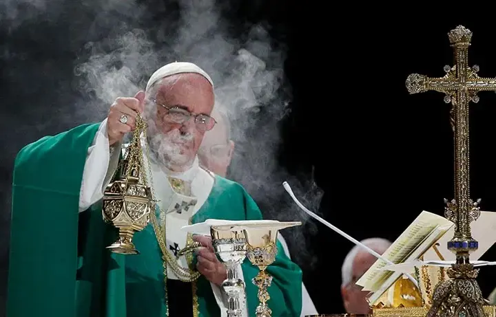 Co to jest aklamacja w kościele i jak wpływa na liturgię?