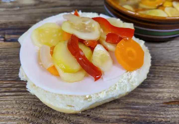 Kanapka z szynką i warzywami w zalewie, idealna do przygotowania sałatki szwedzkiej.