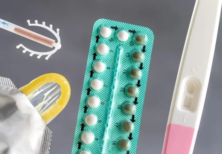 Różne metody antykoncepcji: wkładka domaciczna, prezerwatywa, tabletki antykoncepcyjne i test ciążowy.