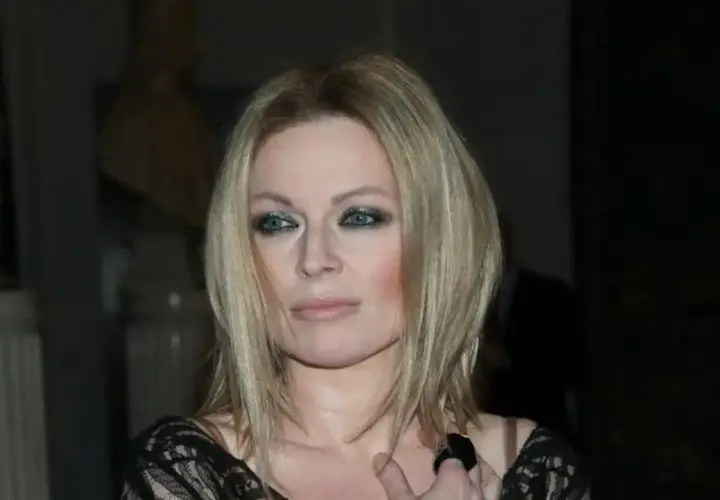 Anna Maria Jopek zmysłowo patrzy w obiektyw. Jej blond włosy i wyrazisty makijaż podkreślają tajemniczość. Czy to zapowiedź nowego romansu?