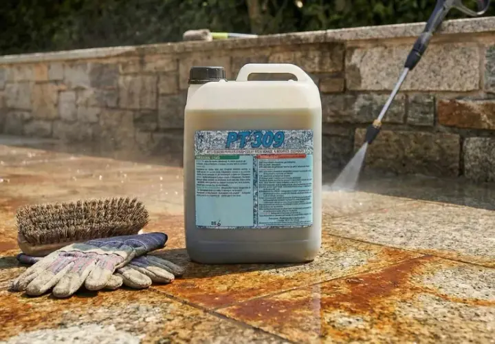 Flacone di detergente per pavimenti, spazzola e guanti pronti per sgrassare il pavimento con idropulitrice.