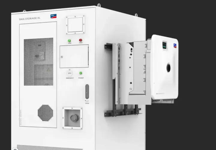 Biała jednostka SMA STORAGE XL z przyciskiem EPO. Kto używa epo? Systemy magazynowania energii, instalatorzy i serwisanci.