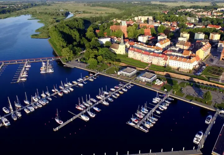 Gdzie leży Kamień Pomorski? Poznaj jego lokalizację i atrakcje
