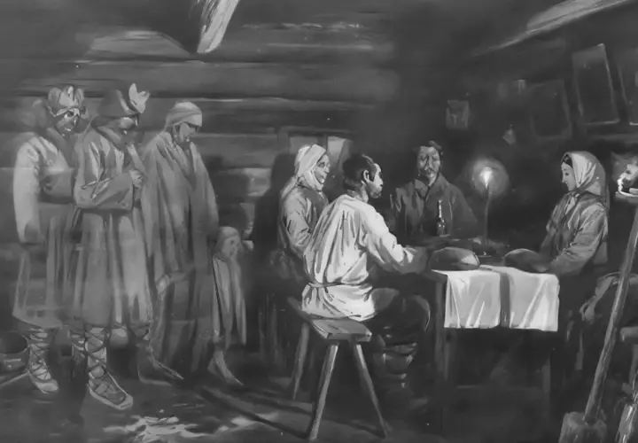 Ludzie w tradycyjnych strojach, w tym dzieci, zebrani w izbie. Na stole świeca, obok narzędzia. Atmosfera przypomina obrzędy dziadów.