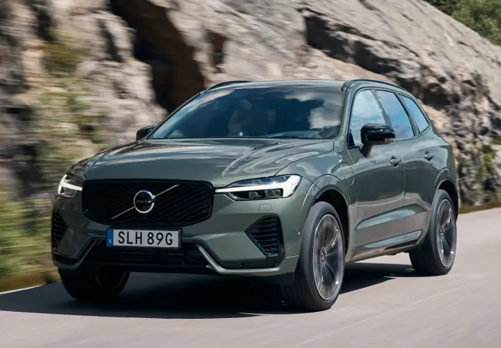 Volvo XC60 D4 Momentum automático 190 CV en movimiento, con su diseño elegante y moderno, ideal para explorar caminos montañosos.